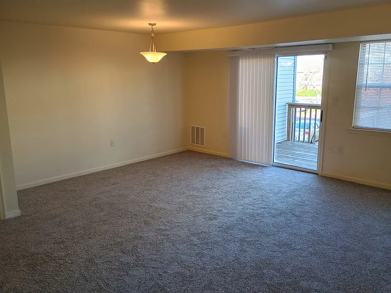 402 Terry Ct — Photo 5
