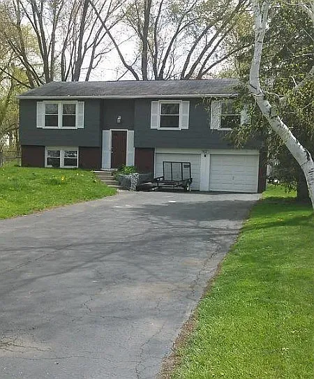 6 Bishopgate Dr — Photo 1