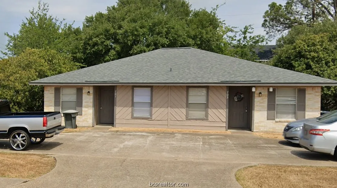 2 bed, 1.0 bath, 891 sqft, $956 — Photo 1