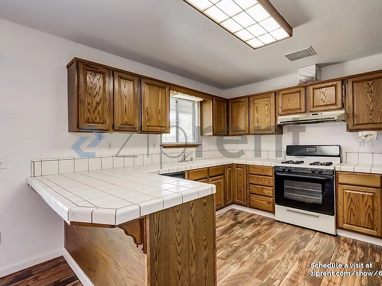 168 W Adams St — Photo 3
