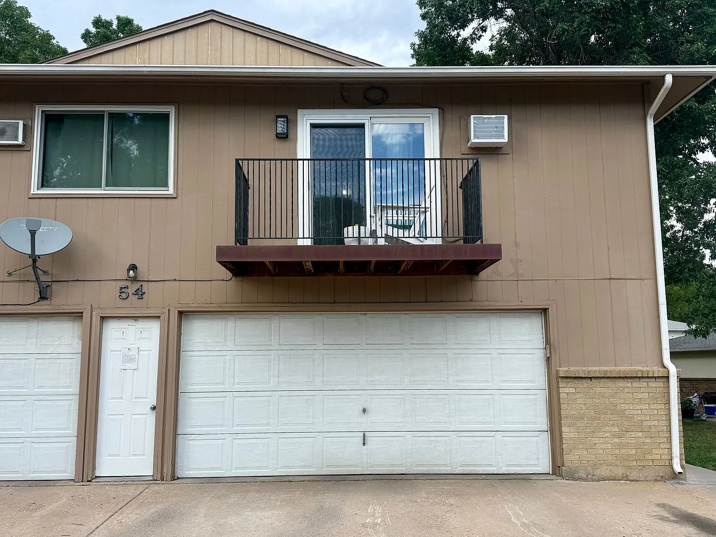 Charming 2BR Townhome w/ Attached Garage in Prime Lakewood Location! — Photo 1