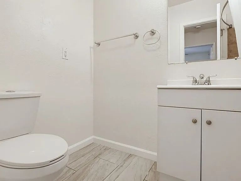 537 W Hyde Park Blvd — Photo 40