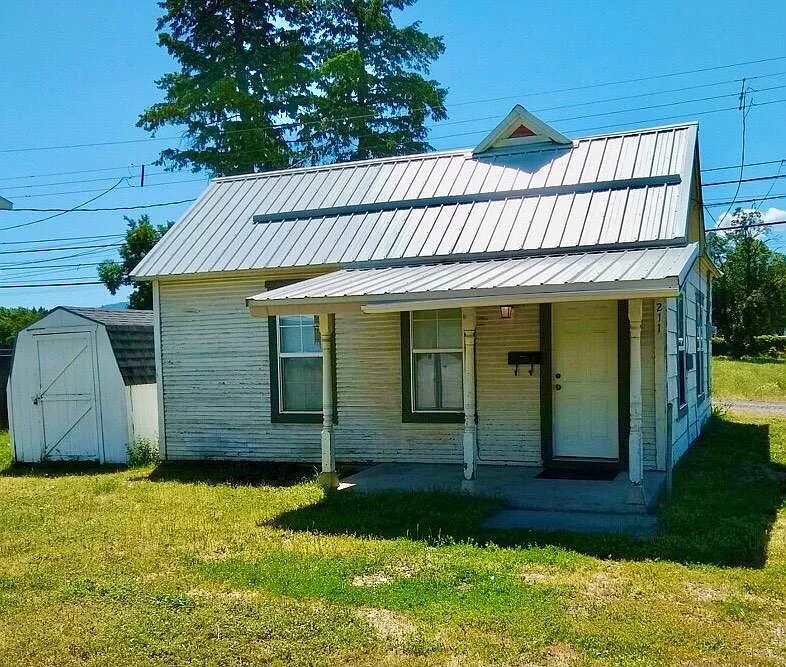 Building Photo - 211 S Crestline St