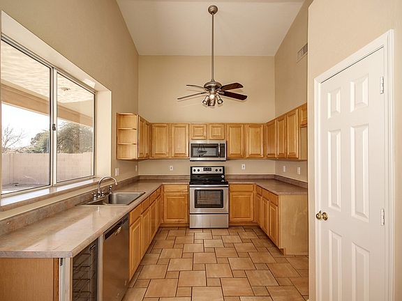 3rd image of 717 N Gregory Pl