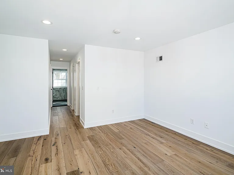 1532 Catharine St — Photo 22