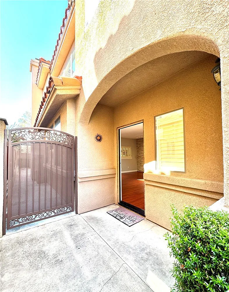 3 bed, 2.5 bath, 2045 sqft, $3,900 — Photo 2