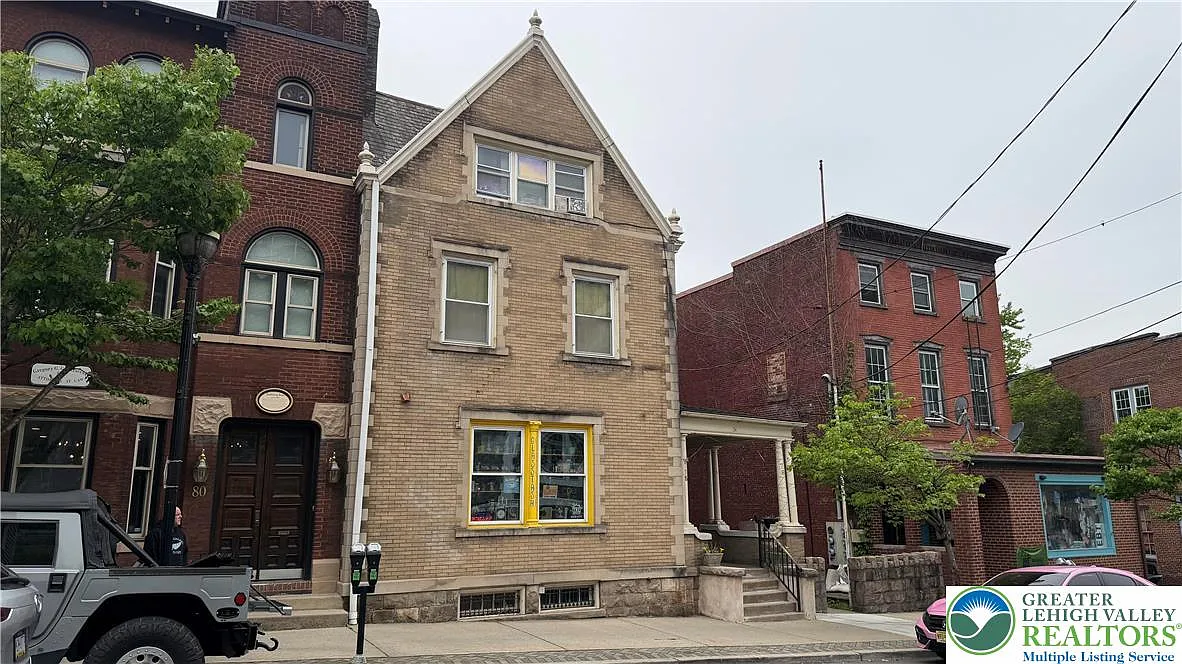 1 bed, 1.0 bath, 467 sqft, $1,299 — Photo 2