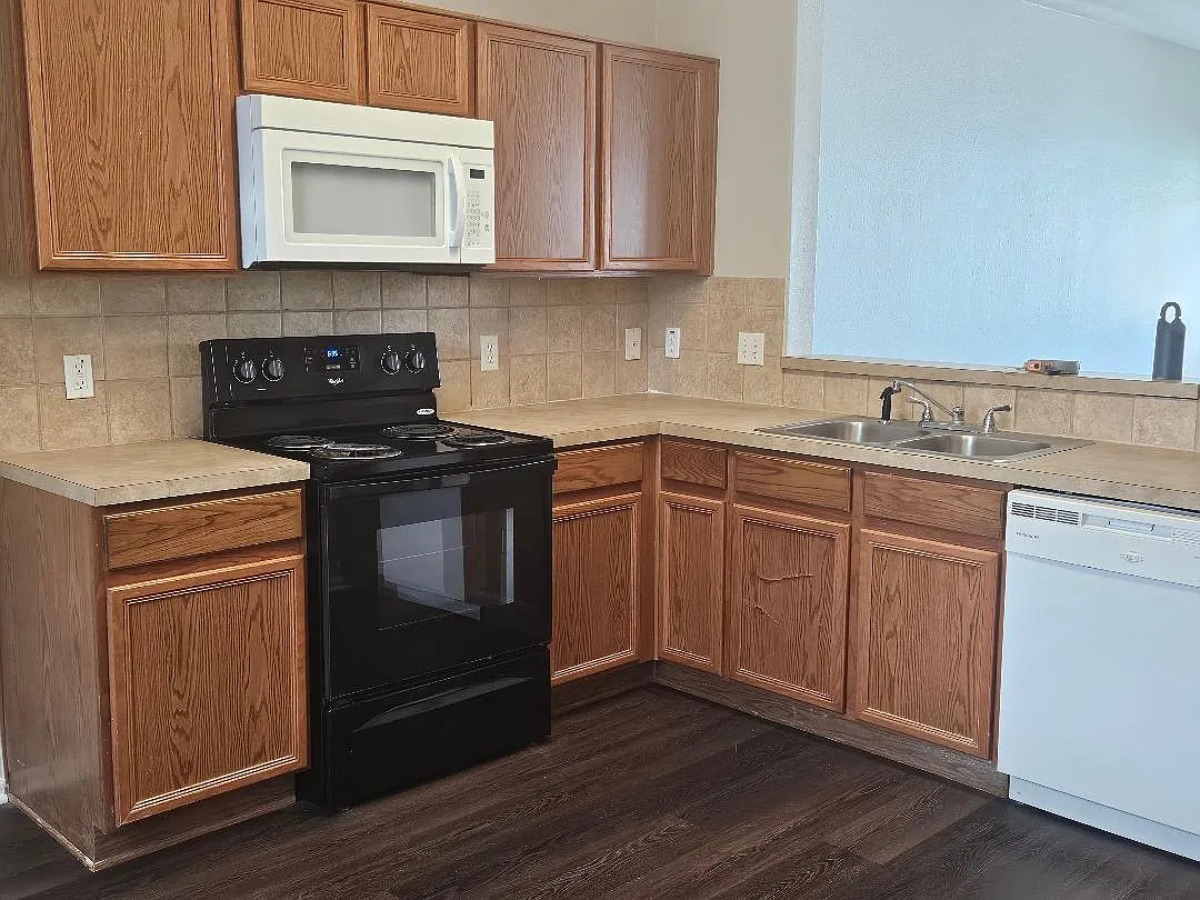 3 bed, 2.5 bath, 1540 sqft, $1,660 — Photo 2