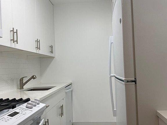 5th image of 347 W 57th St APT 32B