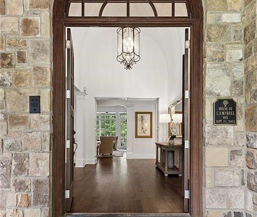 4th image of 1024 Somerset Dr NW