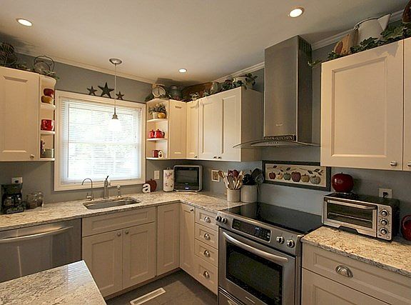 5th image of 1103 Yorkshire Dr