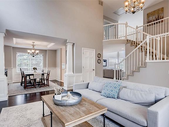2nd image of 16262 Hollyridge Dr