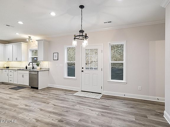 5th image of 8132 Chestnut Hill Ln