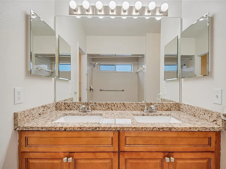 1542 Brook Hollow Dr — Photo 19