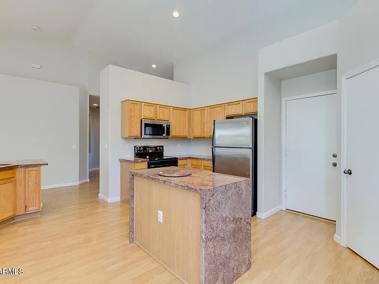 155 E Liberty Ln — Photo 9