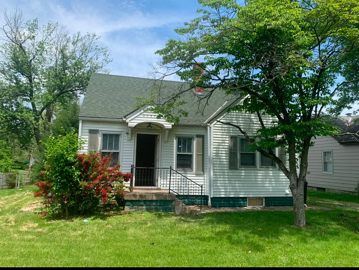 2037 W Richwoods Blvd photo 1
