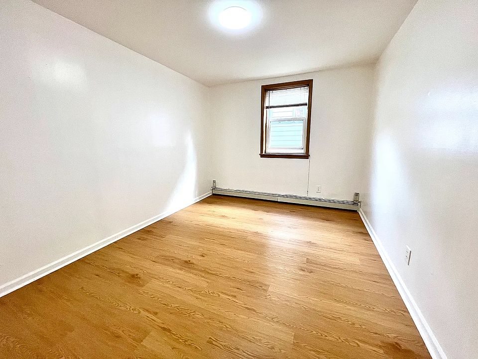 2nd image of 290 Rose Ave #2