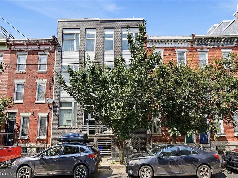 2719 Cambridge St — Photo 2