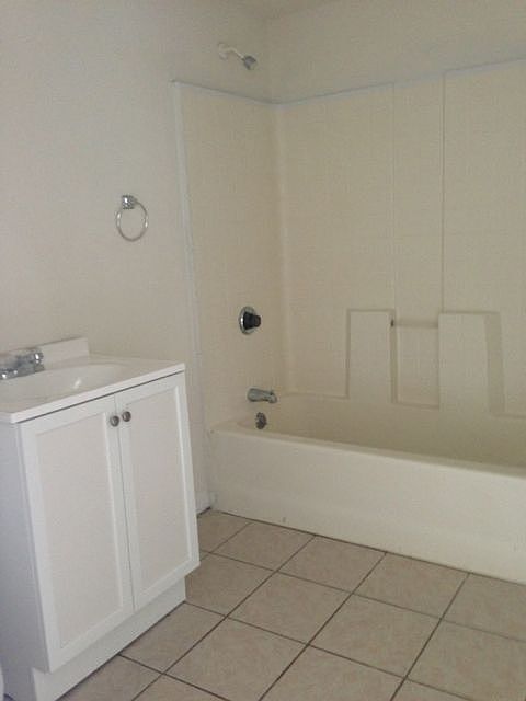 2nd image of 1423 1/2 E Pierce St