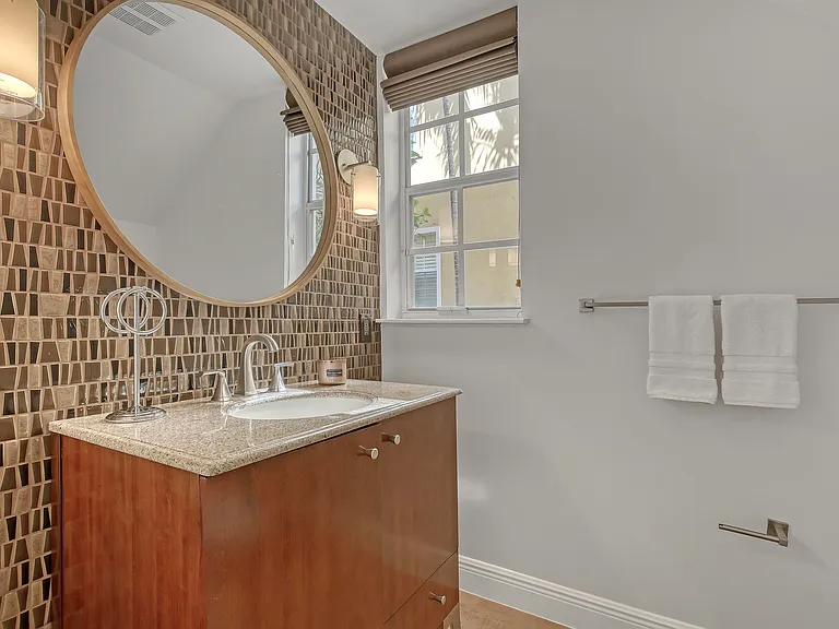 72 SE 6th Ave #C — Photo 9