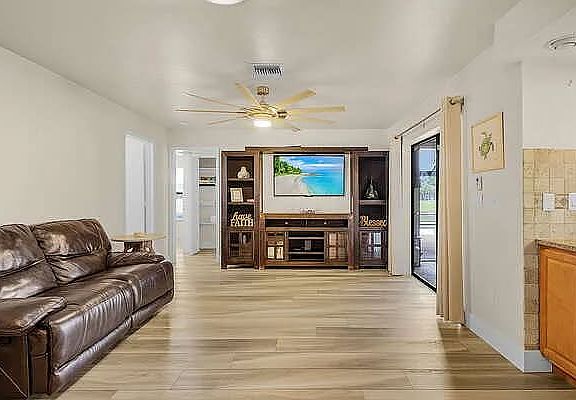 5th image of 1601 SE 10th Ave