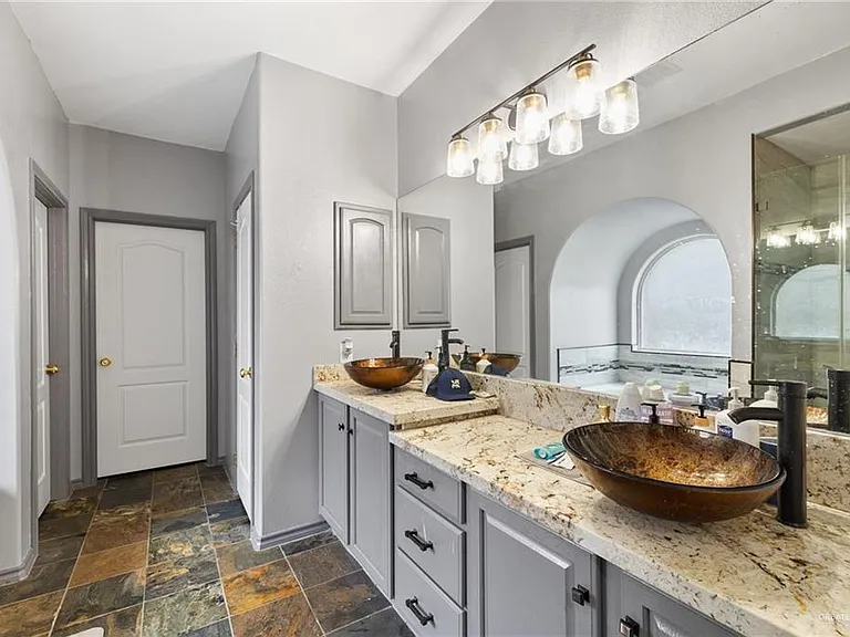 2801 Nicole Dr — Photo 10
