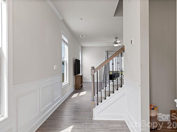 4th image of 411 Hickory View Dr
