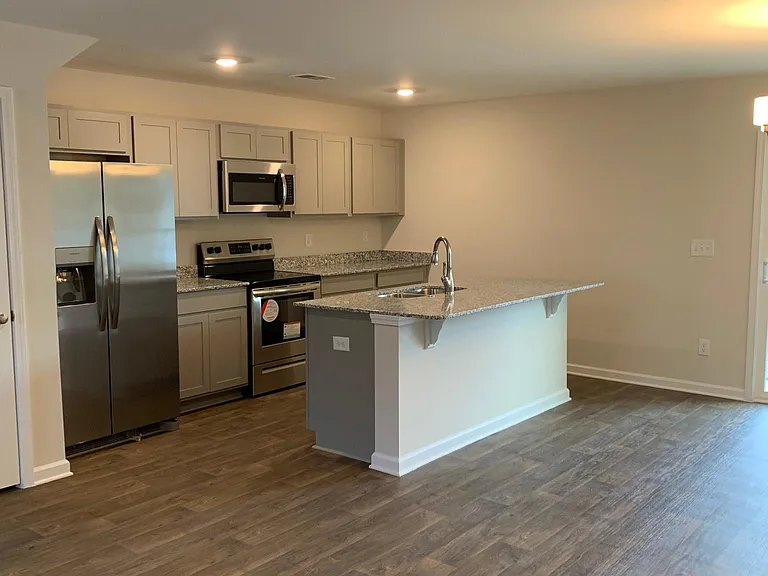 709 Dewitt Dr — Photo 3