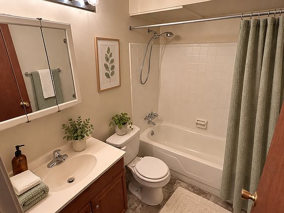 4th image of 1459 Henley Rd APT 9