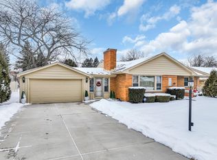 7249 N Iroquois Ave, Glendale, WI 53217