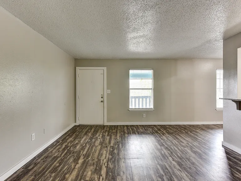 2050 S Saunders St — Photo 8