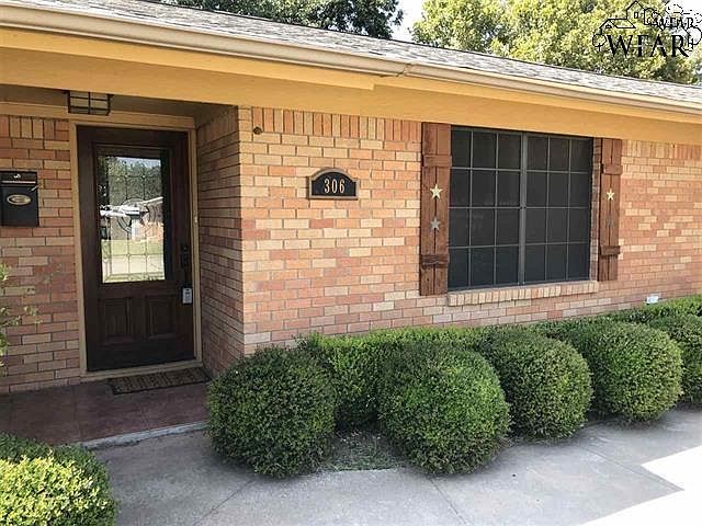 1st image of 306 Mimosa St