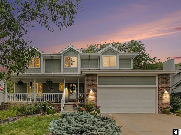 910 Hogan Dr, Papillion, NE 68046