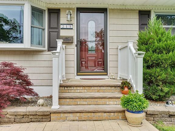 3rd image of 215 Arrowhead Park Dr