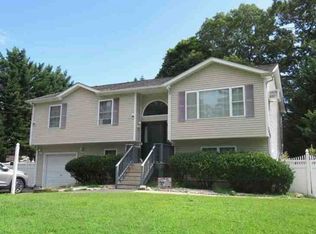 15 Beech St, Lake Grove, NY 11755