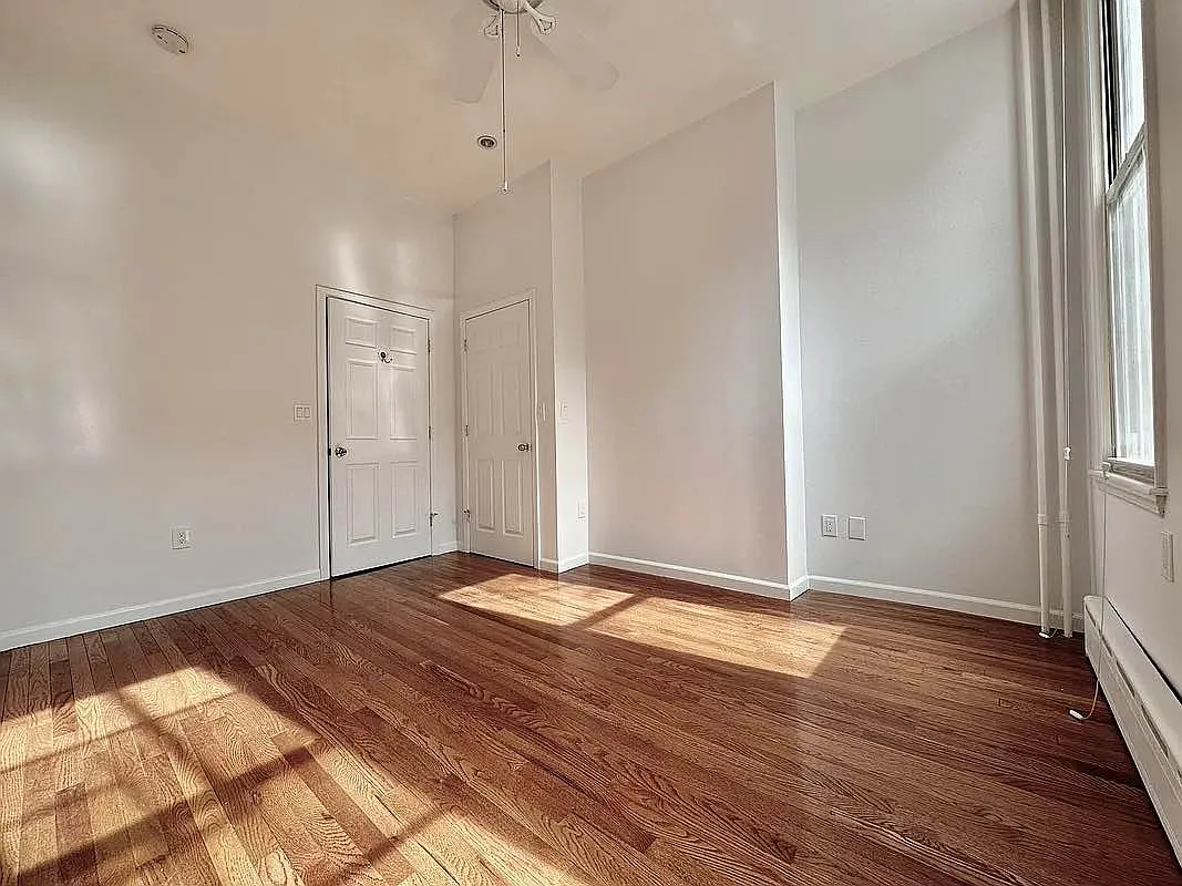 Building Photo - 231 N 5th St #1R