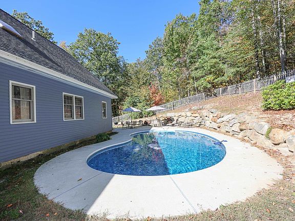 5th image of 127 Old Revolutionary Road