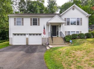 8 Shawnee Rd, Hopatcong, NJ 07843