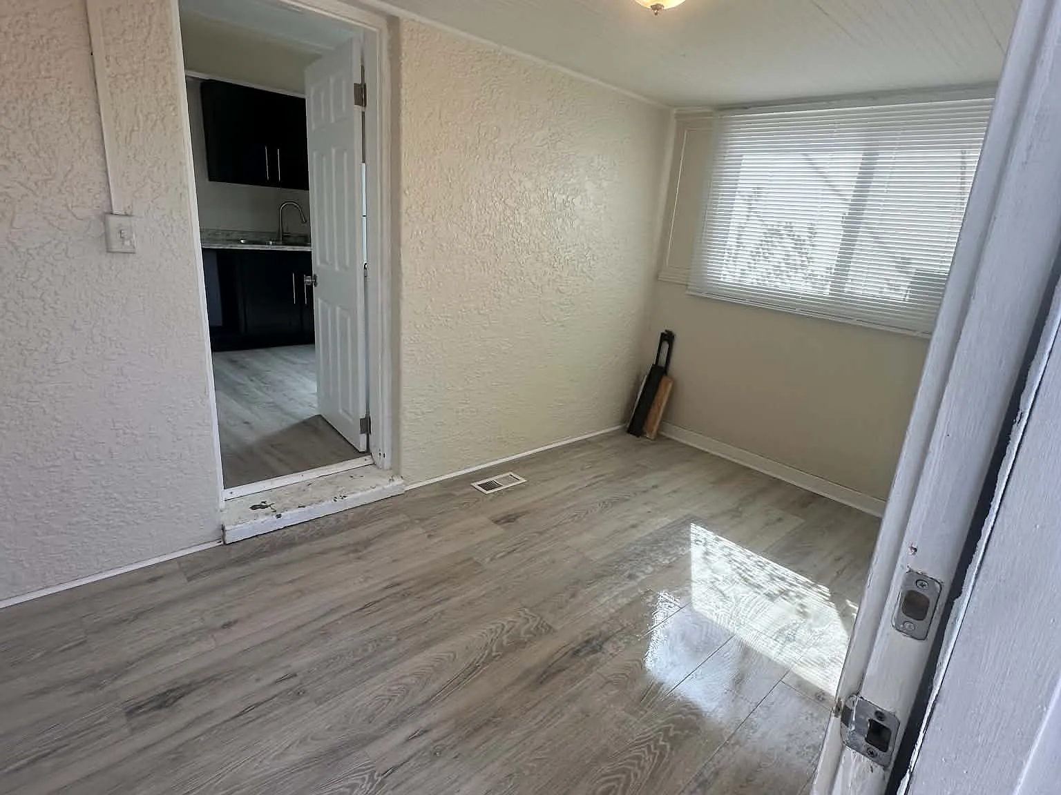 1 bed, 1000 sqft, $1,200 — Photo 2