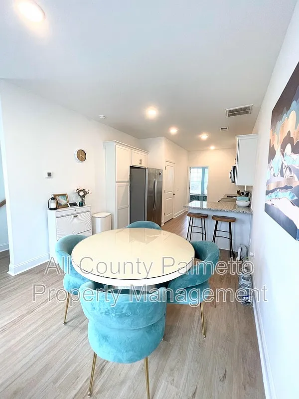 3 bed, 2.0 bath, 1140 sqft, $2,525 — Photo 3