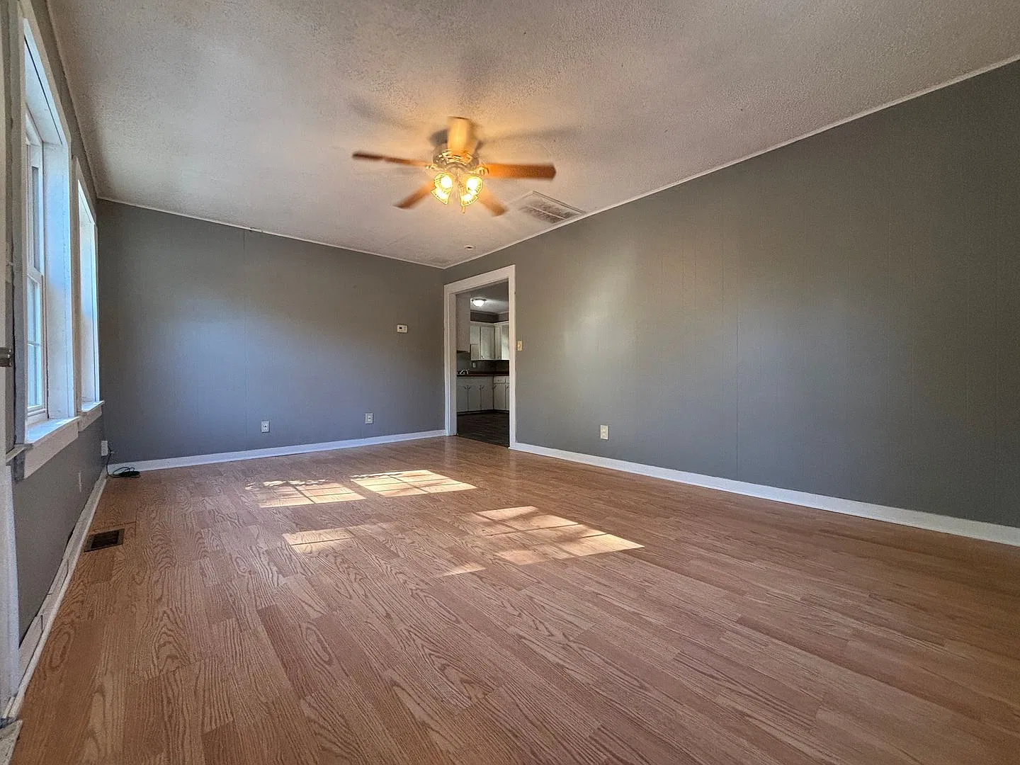 Cute 2 bedroom 1 bath Available Now! — Photo 2