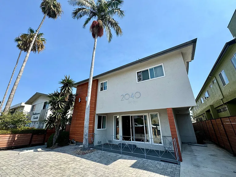 2040 S Sherbourne Dr — Photo 17