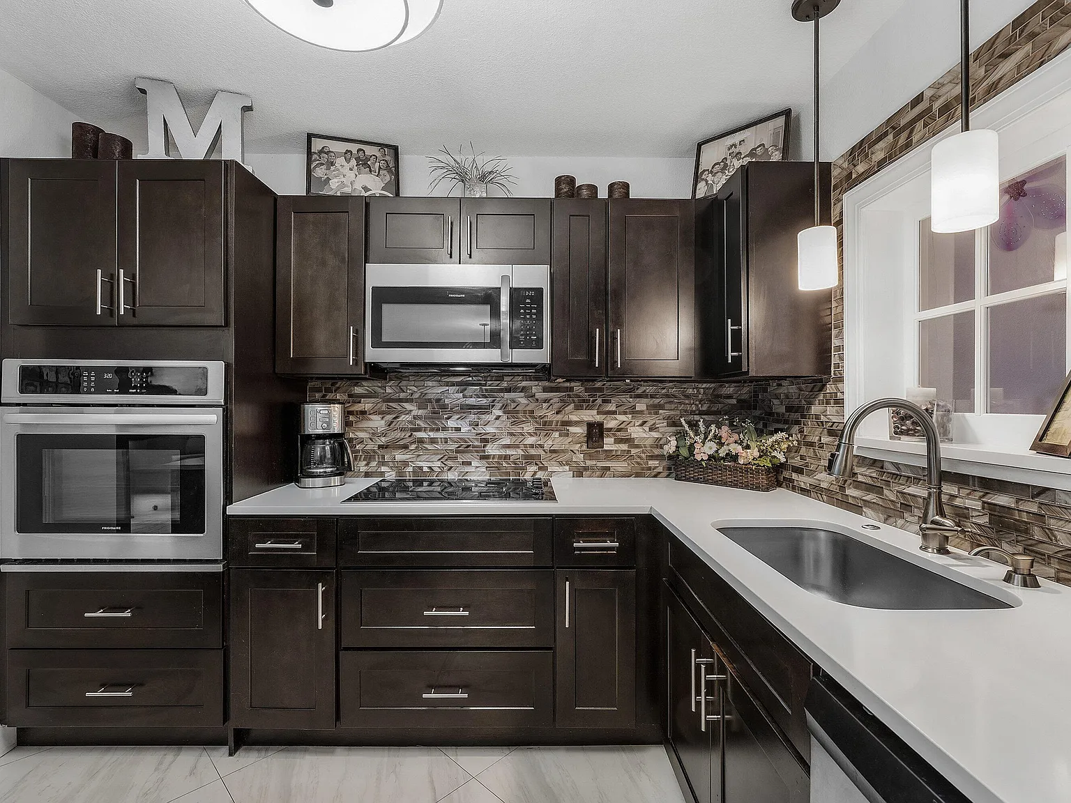 3 bed, 2.0 bath, 1925 sqft, $4,500 — Photo 1