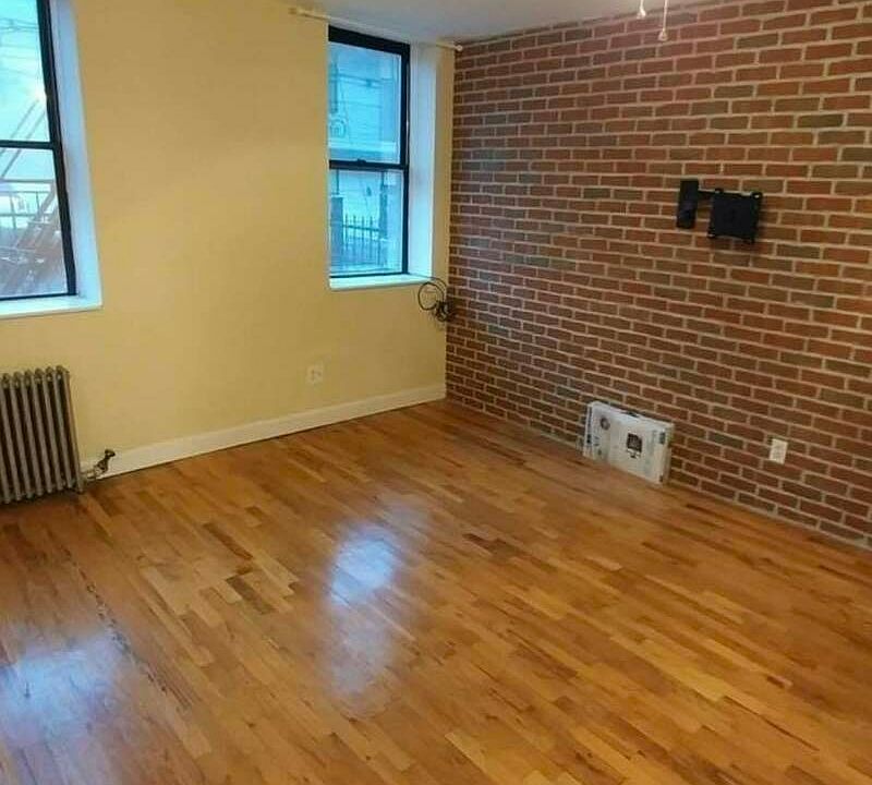 1st image of 150 De Graw St #1R