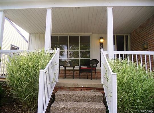 4th image of 2521 Clawson Ave