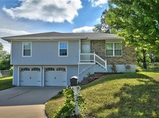 2103 S Shale Ridge Dr, Oak Grove, MO 64075