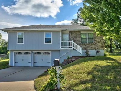 2103 S Shale Ridge Dr, Oak Grove, MO, 64075
