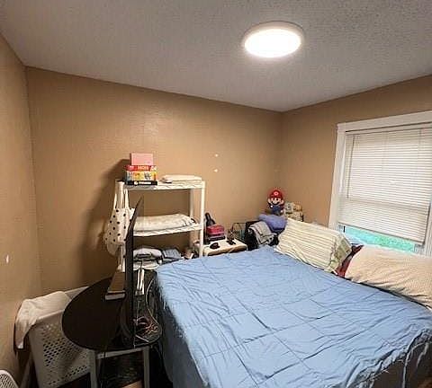 4th image of 823 Greeley Ave