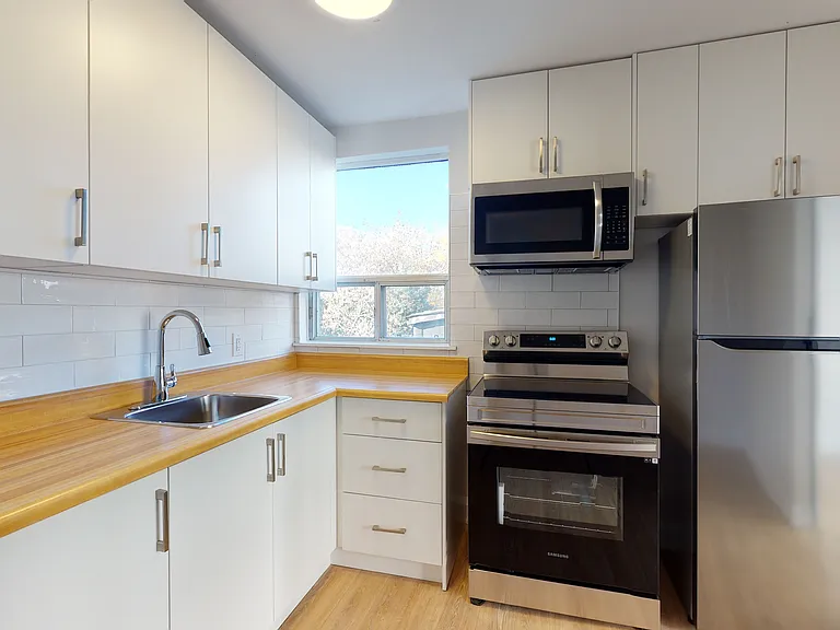 399 Dupont St — Photo 8