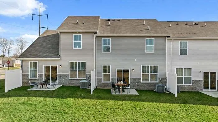 3 bed, 2.5 bath, 1846 sqft, $2,100 — Photo 4